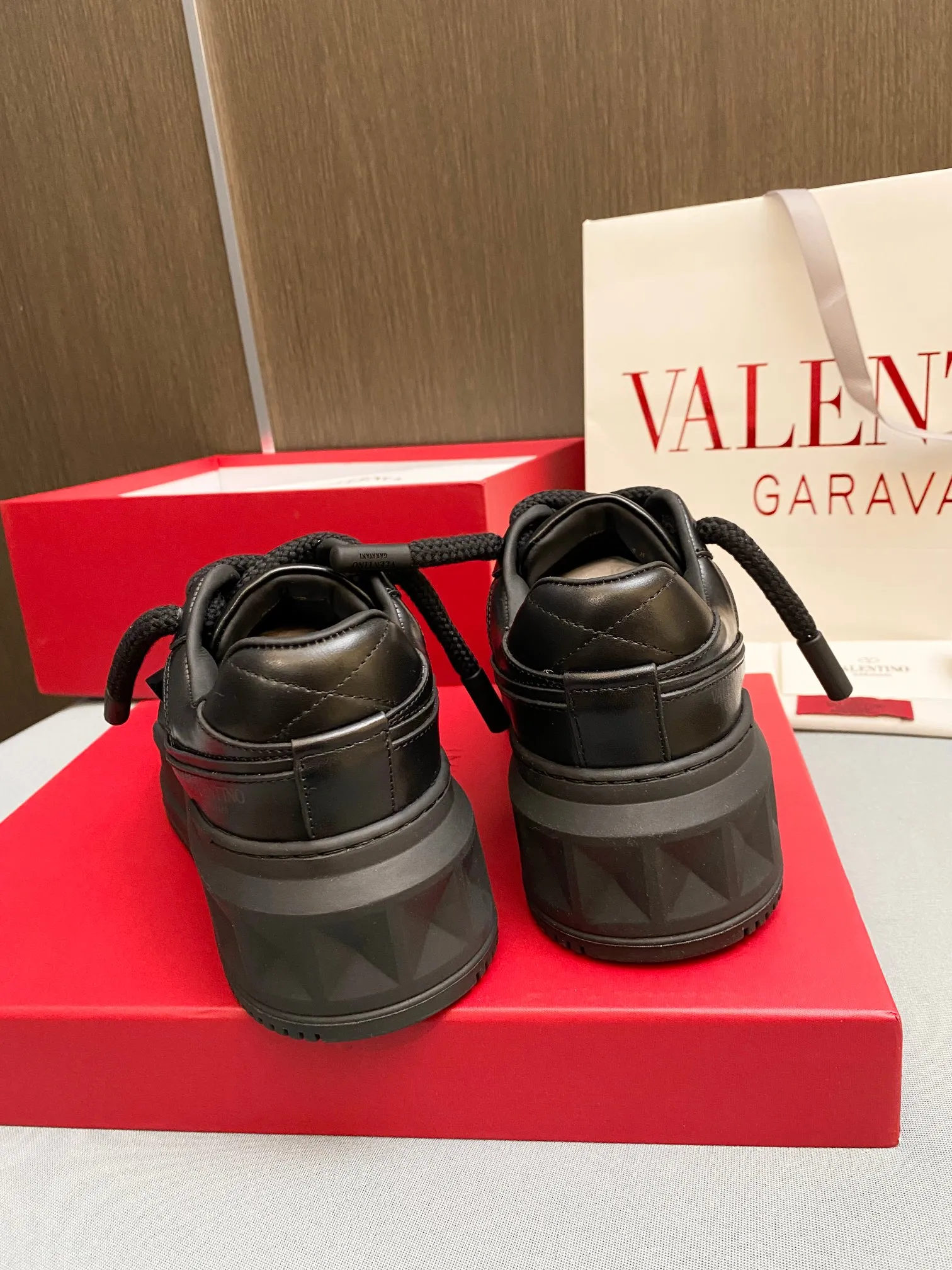 👟👟Ex-factory price 640👟👟 🔺Valentino🔺Valentino new casual shoes 2023 latest model hot style for catwalk couples, thick shoelaces, the same style as Elsa Hosk, Zhang Yixing, Guan Xiaotong and many other stars 🔥 Top version + lasting process, full oil edge on the upper. Fabric: Customized cowhide + cowhide lining with breathable mesh. Outsole: Original molded T👟👟Ex-factory price U thickened outsole. Size for women is 35-40. Men’s is 39-45.